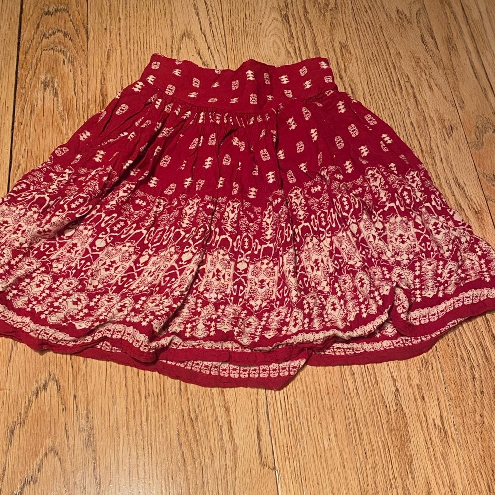 Adorable red and white patterned skirt with pockets